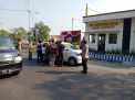 Kanit Binmas Polsek Asemrowo Pimpin Penyekatan di Pospam Jalan Dupak Rukun