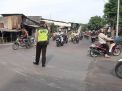 Personil Unit Lantas Polsek Asemrowo Lakukan Pengaturan Pagi Untuk Berikan Pelayanan Kepada Pekerja