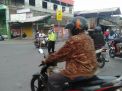 Personil Unit Lantas Polsek Asemrowo Bantu Keberangkatan Pekerja, Lakukan Pengaturan Rutin Pagi Hari