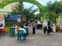 Polsek Asemrowo Kawal Vaksinasi Covid-19 di SMPN 42, Jalan Dupak Rukun