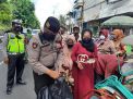 Polsek Semampir Bagikan Makanan Dalam Program Jumat Berkah