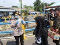 Kapolres Tanjung Perak Sampaikan Jaga Kebersihan Ke Calon Penumpang Kapal di Pelabuhan Ujung
