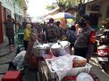 Polsek Asemrowo Bersama Satpol PP Sampaikan Himbauan Gunakan Masker Ke Pengunjung Pasar