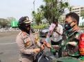 Hari Pertama Operasi Zebra Semeru 2020, Kapolres Tanjung Perak Bagi-Bagi Bunga