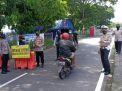 Polsek Kenjeran Lakukan Operasi Masker di Akses Tol Suramadu Bareng Dishub