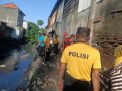 Kapolsek Semampir Bersama Anggota & Instansi Samping Ikuti Kerja Bakti Massal Bersih-Bersih Sungai Untuk Cegah Banjir