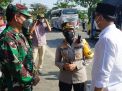 Kapolres Menghimbau Masyarakat Yang Lewat Akses Tol Suramadu Kooperatif Menjalani Pemeriksaan Petugas di Pos Penyekatan