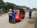 Satlantas Polres Tanjung Perak Tindak Tegas Sopir Truk Yang Mengangkut Barang Melebihi Kapasitas