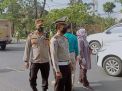 Kapolsek Asemrowo Pimpin Operasi Masker di Jalan Dupak Rukun