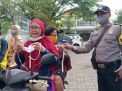 Polsek Kenjeran Gelar Operasi Penertiban Masker Untuk Tekan Penyebaran Covid-19 di Pasar Pandan Wangi