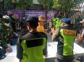 Polsek Kenjeran Bareng Personil Gabungan Gelar Operasi Masker di Depan Kantor Kelurahan Sidotopo Wetan