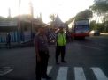 Kapolsek Asemrowo Ikut Lakukan Pengaturan Lalu Lintas Pagi