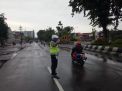 Satlantas Polres Tanjung Perak Lakukan Pengaturan Pagi, Bantu Pekerja & Anak Sekolah