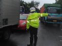 Satlantas Polres Tanjung Perak Urai Kepadatan Lalu Lintas Sore