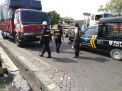 Satsabhara Polres Tanjung Perak Patroli Bersama Sekuriti Pelindo Tertibkan Parkir Liar