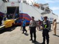 Satsabhara Polres Tanjung Perak Amankan Penumpang Turun Dari Kapal