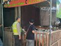 Babinkamtibmas Nyamplungan Sampaikan Pesan Kebersihan Ke Pedagang Kambing Kurban