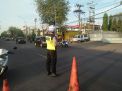 Laksanakan Pengaturan Pagi, Satlantas Polres Tanjung Perak Bantu Keberangkatan Pekerja