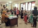 Panit Binmas Polsek Asemrowo Sosialisasikan Pencegahan Virus Corona Ke Pengunjung Puskesmas