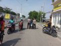 Anggota Piket Pospam Suramadu Lakukan Penyekatan Pengendara Motor Menuju Madura