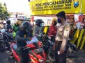 Personil Pospam Polsek Krembangan Lakukan Penyekatan Bagi Sepeda Motor Dari Luar Kota
