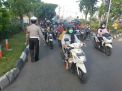 Unit Lantas Polsek Asemrowo Lakukan Pengaturan Pagi Bantu Keberangkatan Pekerja