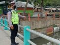 Polsek Pabean Cantikan Lakukan Pemantaun Debit Air Untuk Deteksi Dini Potensi Banjir