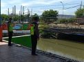 Polsek Asemrowo Lakukan Pemantauan Debit Air, Antisipasi Potensi Musibah Banjir