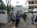 Personil Polsek Semampir Bersama Instansi Samping Sampaikan Himbauan Patuh Prokes Kepada Pengunjung Masjid & Makam Ampel