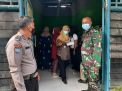 Personil Polsek Krembangan Kawal Vaksinasi Covid-19 di Pemukiman Tambak Asri Gang Mawar