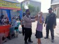Polsek Kenjeran Bagikan Masker Gratis di Pasar Surya Nambangan