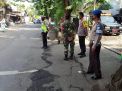 Polsek Asemrowo Gelar Operasi Penertiban Masker di Depan Kantor Kecamatan