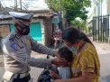 Polsek Kenjeran Bagikan Masker di Pasar-Pasar Sebagai Upaya Tekan Penyebaran Covid-19