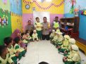 Wakapolres Tanjung Perak Bagi-bagi Cokelat Ke Murid-Murid TK