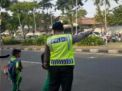 Menyeberangkan Anak Sekolah, Jadi Aktivitas Rutin Polsek Semampir