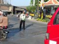 Unit Lantas Polsek Asemrowo Atur Lalu Lintas Pagi Untuk Mencegah Macet