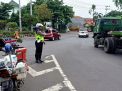 Satlantas Polres Tanjung Perak Atur Lalu Lintas Pagi Bantu Pekerja & Anak Sekolah