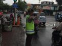 Personil Polsek Semampir Atur Lalu Lintas Pagi Cegah Kemacetan