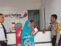 Kunjungi Bank Jatim, Babinkamtibmas Dupak Sampaikan Pesan Kamtibmas