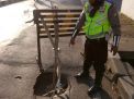 Personil Satlantas Tutup Jalan Berlubang Hindari Kecelakaan