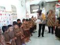 Kapolsek Pabean Cantikan Bagi-Bagi Cokelat Dalam Rangka Rabu Narsis