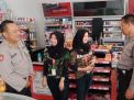 Polsek Krembangan Patroli Dialogis di Mini Market, Sampaikan Waspada Uang Palsu