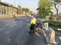 Unit Lantas Polsek Asemrowo Lakukan Pengaturan Pagi Bantu Keberangkatan Anak Sekolah