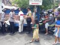 Polsek Semampir Bersama Polwan Polres Tanjung Perak Bagikan Nasi Bungkus Gratis di Jalan Sawah Pulo