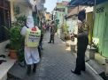 Babinkamtibmas Perak Timur Kawal Penyemprotan Disiinfektan di Pemukiman