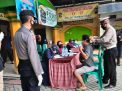 Personil Polsek Krembangan & Mahasiswa Unesa Bagikan Masker Ke Pengguna Jalan