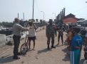 Kapolsek Krembangan Bagikan Masker Gratis di Kampung Nelayan