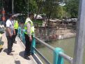 Polsek Pabean Cantikan Pantau Debit Air di Sungai Kalimas, Antisipasi Musibah Banjir