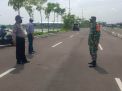 Babinkamtibmas Kedung Cowek Bersama Babinsa Koramil Kenjeran Lakukan Patroli Untuk Antisipasi Balap Liar