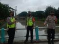 Polsek Pabean Cantikan Pantau Debit Air di Sungai Kalimas, Waspadai Kemungkinan Banjir